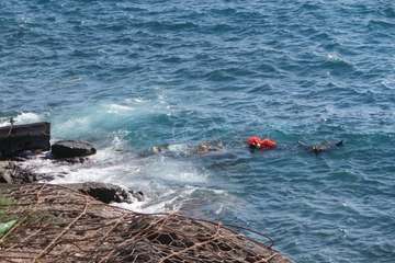 La pequeña embarcación que chocó contra la escollera del muelle de Salinetas se hundió por completo/TA.